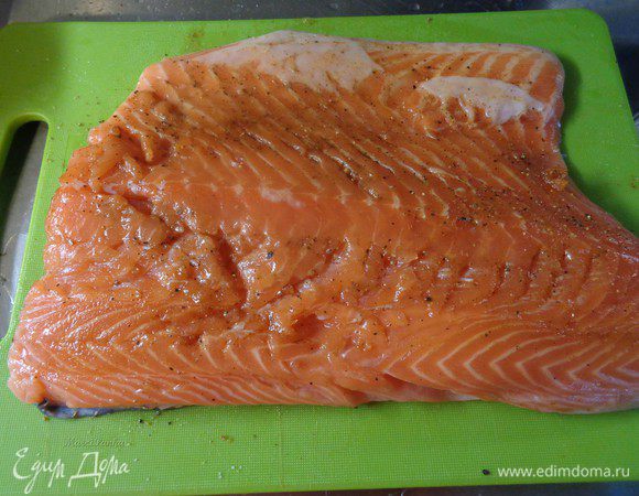 Филе лосося очистить от чешуи, помыть и высушить бумажными полотенцами.
С двух сторон натереть солью и смесью молотых перцев.