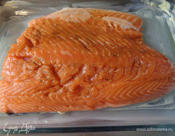 Форму, в которой будет запекаться лосось, смазать сливочным маслом. Аккуратно перенести туда рыбу.