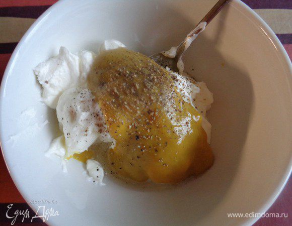 Займемся соусом. Для этого смешать сметану с горчицей, соком половины лимона, сахаром и молотым перцем.