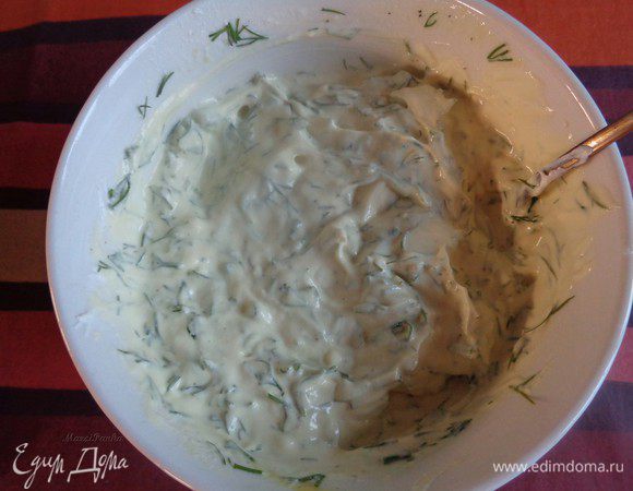 В конце добавить рубленый укроп и тщательно смешать до однородной массы.