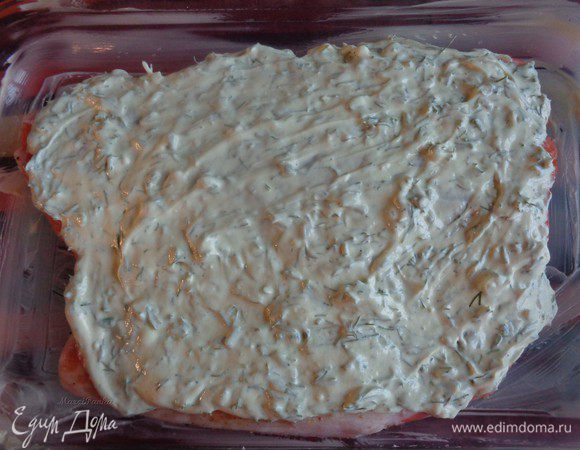 Покрыть рыбу сметанно-укропным соусом и на время оставить, чтобы она пропиталась им.