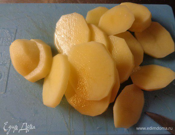 Тем временем почистим картофель и нарежем его кружочками.