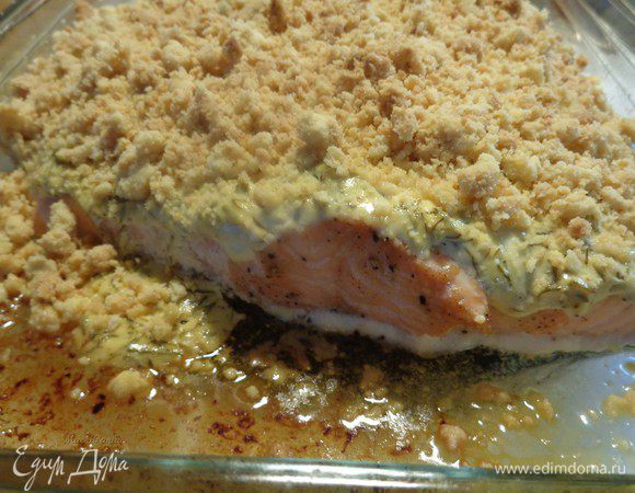 Поставить рыбное филе и картофель вместе в предварительно нагретую до 200° С духовку на 15 минут.
Затем вынуть рыбу (картофель оставить в духовке) и присыпать ее сверху крамблем и поставить в духовку еще на 10 минут.
Я вместе с рыбкой для красоты запекла помидоры черри.