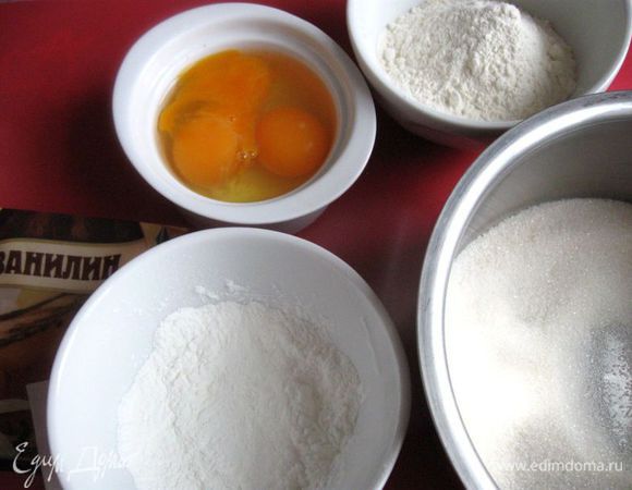 Приготовить все необходимое. Несколько раз просеять муку с крахмалом и солью. Разогреть духовку до 180*С. Смешать яйца и сахар в небольшой кастрюльке с толстым дном (при нагревании сахар не даст яйцам свернуться).
