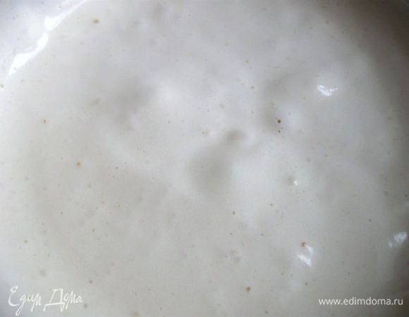 Поставить на медленный огонь и постоянно помешивая, довести яичную смесь до температуры 45*С.  Если термометра нет, то нужно нагревать яичную смесь 1,5-2 минуты, затем попробовать капнуть на руку – так вы лучше почувствуете температуру.
Сразу снять с огня, перелить в миску для взбивания или кухонный комбайн и взбивать на максимальной скорости, до образования пушистой консистенции,  когда струйка, стекающая с венчика, оставляет след на поверхности массы.
