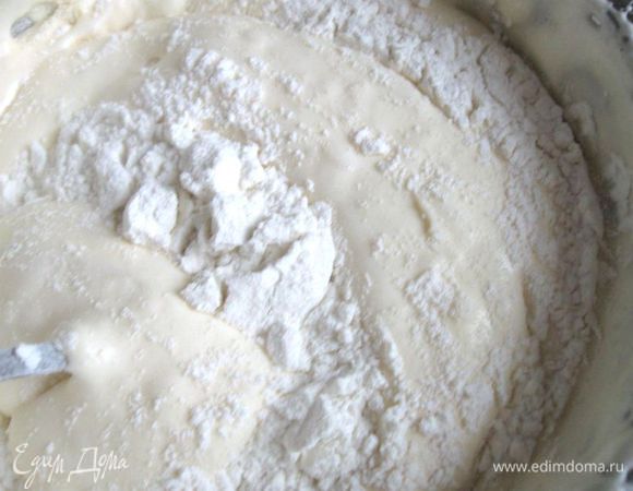 Осторожно, в несколько приемов добавить сухие ингредиенты в яичную массу, каждый раз перемешивая снизу вверх.