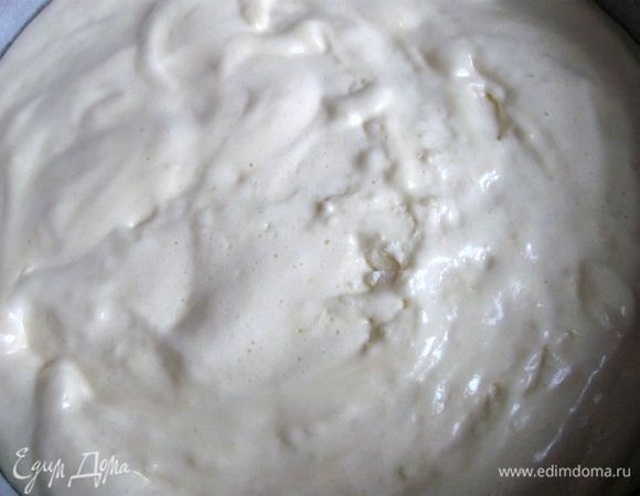 Дно формы для выпечки слегка смазать  маслом (я брала оливковое) и присыпать мукой. Другой вариант- застелить бумагой для выпечки (только дно). Я застилала дно бумагой. Осторожно вылить бисквитную массу. Не разравнивать, не стучать формой по рабочей поверхности. Можно лишь слегка наклонить саму форму, чтобы тесто равномернее распределилось.