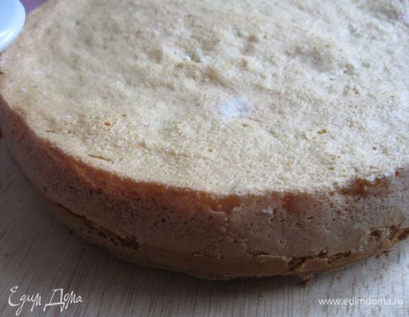 Выпекать в разогретой духовке 35  минут до готовности (проверить деревянной шпажкой - она должна быть сухой). Вам может потребоваться чуть меньше или больше времени. Во время выпечки духовку не открывать.