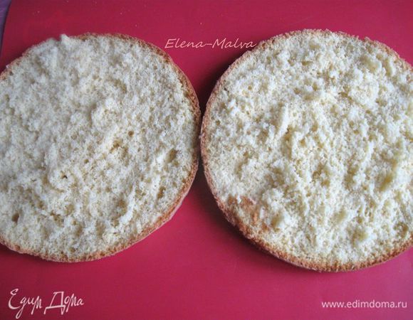 Разрез. Режется легко. Правда, я разрез делала через час после выпечки. Лучше дать бисквиту еще полежать некоторое время, а потом приступать к приготовлению торта.