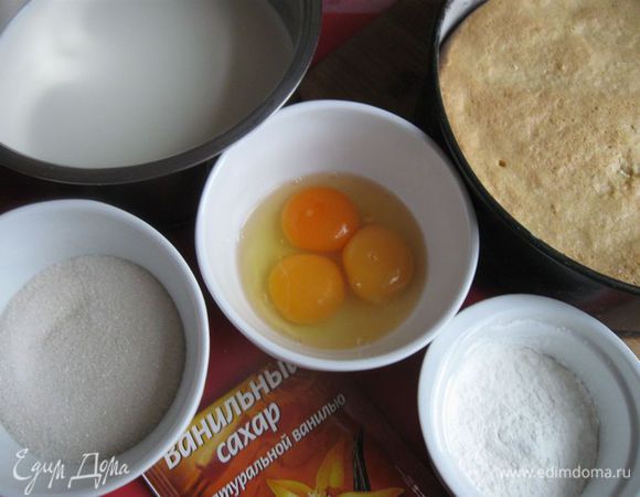 Приготовить все необходимое для крема. Потребуется 1 яйцо и 2 желтка. Молоко налить в сотейник, добавить соль. Довести до кипения. В растворимый кофе добавить часть молока, размешать, добавить к оставшемуся молоку.