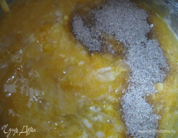 В кастрюле с толстым дном смешать яйцо и желтки с сахаром. Добавить просеянный крахмал и растереть до однородной консистенции. Добавить ванильный сахар с молотой ванилью. 