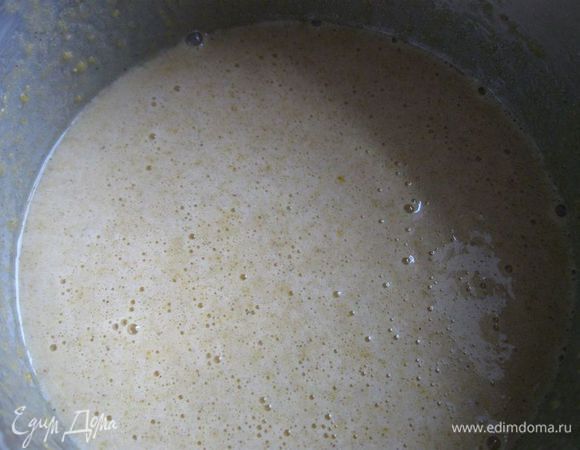 Влить примерно третью часть горячего молока с кофе в яичную смесь, постоянно помешивая. Затем влить яично-молочную смесь в оставшееся молоко с кофе и поставить на небольшой огонь. Постоянно помешивать крем венчиком, довести до кипения, следить, чтобы крем не подгорел.