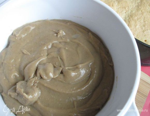 Оставить крем остывать при комнатной температуре на 10 минут, периодически помешивать венчиком.