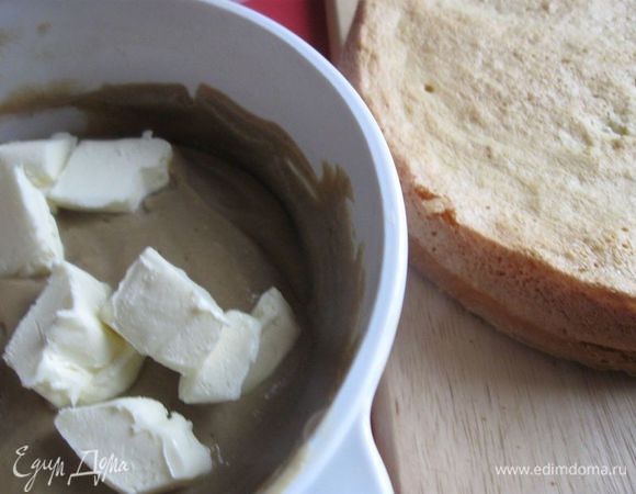 Добавить в крем масло, порезанное кусочками (масло должно предварительно полежать при комнатной температуре). Хорошо размешать до полного растворения.