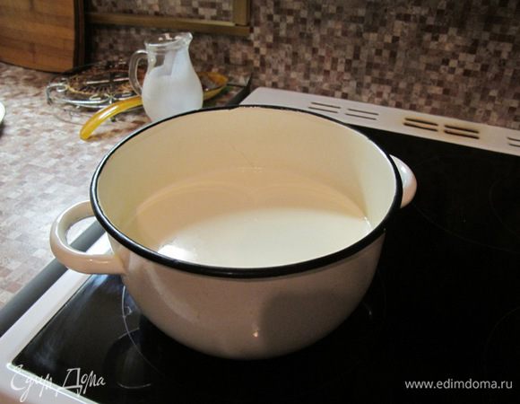 Этот рецепт идеально подходит владельцам электрических плит, поскольку требует не варки, а ТОМЛЕНИЯ. Владельцам газовых плит придется приложить чуть больше усилий. 1. Вылить в кастрюлю молоко и сливки, размешать 2. На эл. плите (стеклокерамике) сделать средний жар и поставить кастрюлю на "огонь". 3. Владельцам газовых плит также поставить кастрюлю на конфорку со средней температурой и включить на разогрев духовку на 180 градусов.