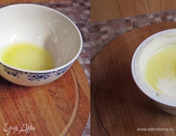 Выдавить сок из лимона, смешать с йогуртом и вылить в кастрюлю с молоком. Всё хорошо перемешать. С этого момента больше содержимое кастрюли НЕ перемешиваем!