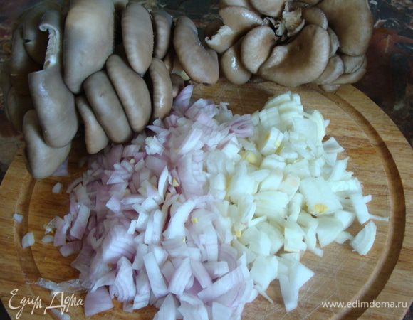 Пока тесто выстаивается, приготовим начинку. Для этого измельчаем лук. Вешенку моем, даем стечь.
На раскаленную сковороду наливаем растительное масло. Высыпаем лук, обжариваем до прозрачности, затем добавляем мелко нарезанные грибочки, обжариваем до полуготовности. Затем добавляем болгарский перец, который предварительно измельчили квадратиками. В конце тушения добавляем сливочное масло. Начинка должна быть почти полностью готова, но не совсем, так как мы ее будем запекать.