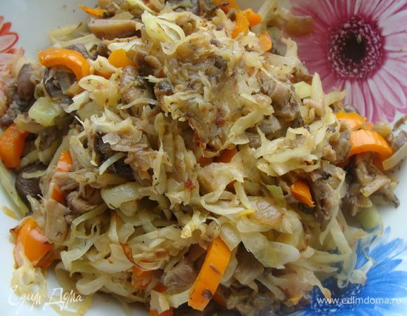 Капусту нашинковать продольными полосками, потушить на сковороде, смазанной растительным маслом. Также до полуготовности. Смешиваем обе овощные смеси.