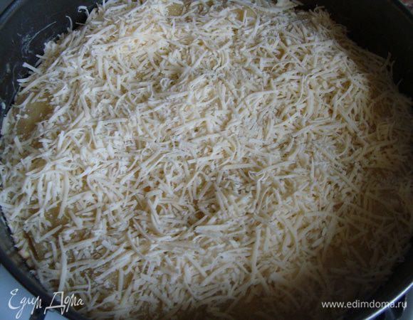 Для корочки сыр натираем на мелкой терке, перемешиваем с мукой. И за 5-7 минут до готовности посыпаем наш пирог. 