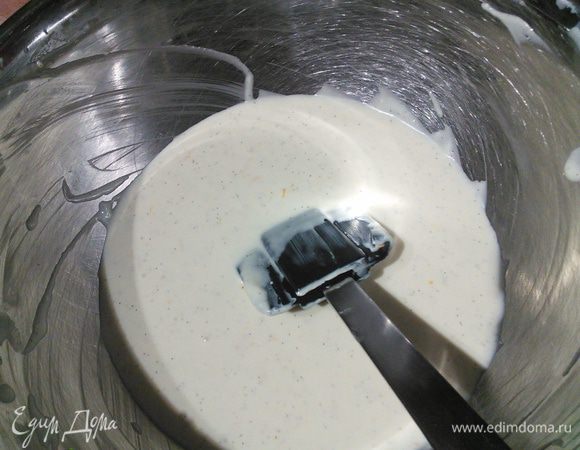 Через несколько минут сырная масса начнёт желироваться, за это время взбейте сливки, вмешайте их лопаточкой. 