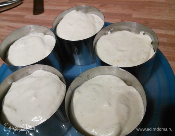 Тут же разложите по формочкам и поставьте на холод. 