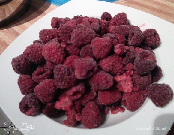 Малину разморозить. Если не удастся купить свежую, то оставьте 12-16 шт. для украшения. Я украшала именно свежей, а мороженую пустила на соус. 