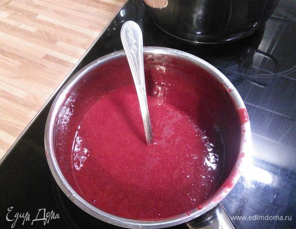 Малину перетрите через сито, небольшое количество нагрейте, вмешайте оставшийся сахар и 2 пластинки желатина и соедините с остальным малиновым соусом.