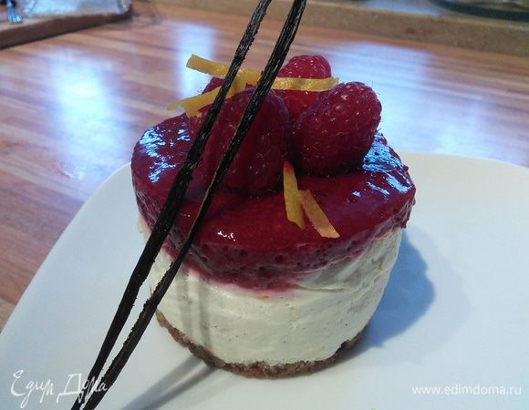 Формочки  аккуратно по диаметру провести ножом и вынуть тортики. Я их по чуть - чуть вытряхивала из формочек. Украсьте полосочками цедры, можете посыпать сахарной пудрой. 