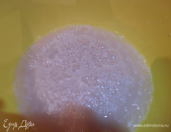 Вначале в теплой воде разводим сахар и дрожжи, и оставляем на 10-15 минут, что бы дрожжи взялись "шапочкой"