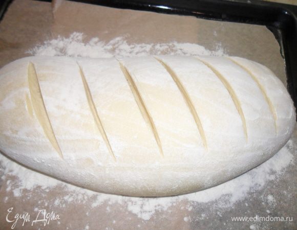 Как батончик подойдет, сделать надрезы и в разогретую до 200 градусов духовку. Выпекать 35-40 минут, на среднем уровне, но на дно духовки обязательно поставьте посуду с горячей водой.