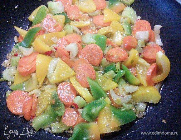 Пассеруем до прозрачности мелко порубленный лук, чеснок и чили, добавляем произвольно нарезанные овощи и тушим вместе 3-4 мин. 