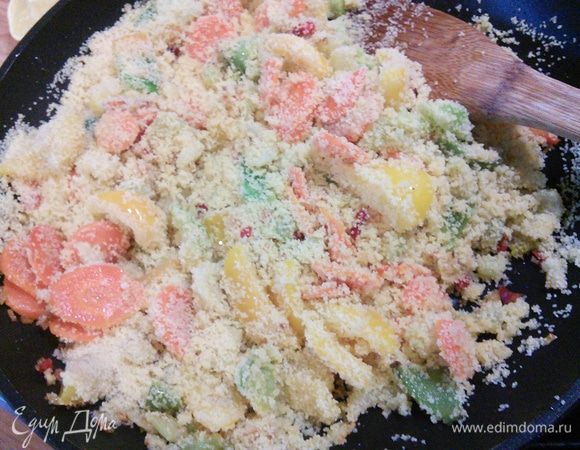 Всыпьте кускус и перемешайте, добавьте любую зелень (у меня зелень сельдерея)