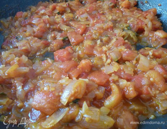 Соус - обдать помидоры кипятком, очистить от кожуры. Помидоры порезать на кубики.
Лук измельчить. 
Разогреть масло на сковороде и обжарить лук до прозрачности. Измельчить чеснок . К луку добавить помидоры и чеснок с базиликом. Приправить с солью и перцем. Потушить? помешивая минуты 3. Снизить огонь и потушить минут 6. 
