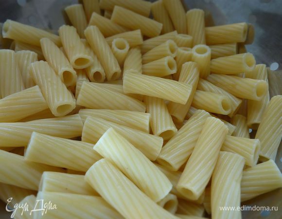 Разогреть духовку на 180 гр.
В кастрюле отварить макароны на минуту меньше, чем требует инструкция. 