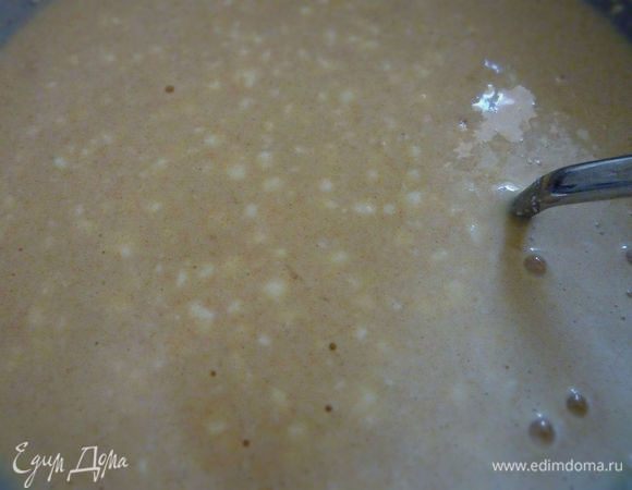 В миске взбить яйца и творог, добавить муку, половину пармезана, пасту, томатный соус и приправить. 
