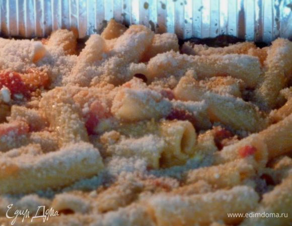 Форму для запекания слегка смазать маслом, макароны перемешать с томатным соусом и творогом. Вылить в форму для запекания. Посыпать пармезаном и запекать минут 35 до золотистости. 
