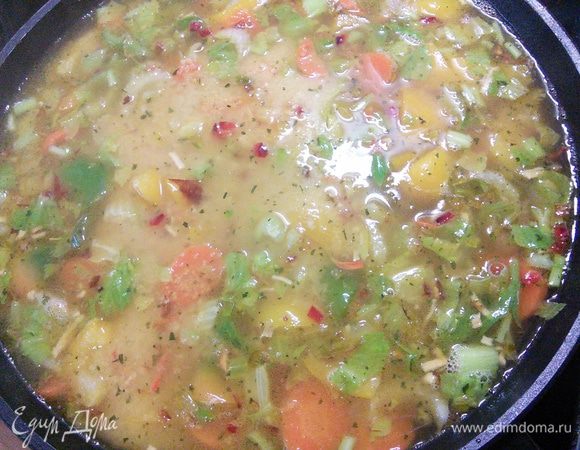 Залейте горячим подсоленым бульоном (соотношение жидкости и кускуса я в ингредиентах дала приблизительно, см. инструкцию на упаковке, я делаю "на глаз"). Накройте крышкой и уберите с огня. 