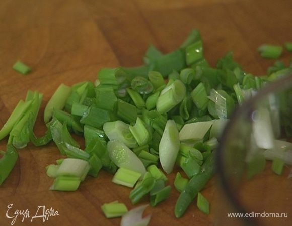 Зеленый лук и кинзу мелко порубить.