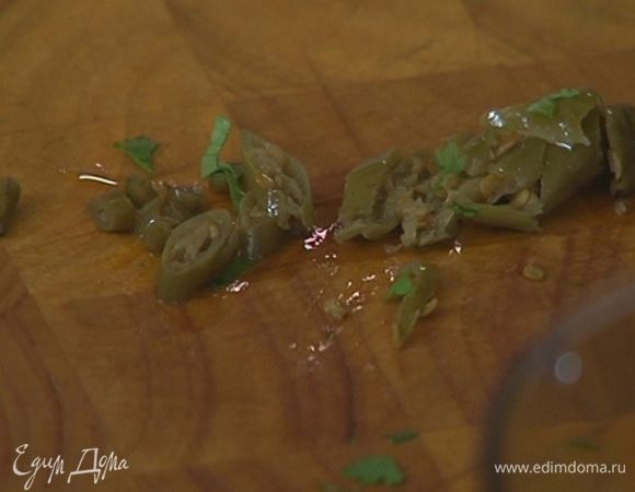 Маринованный перец чили нарезать небольшими кусочками.