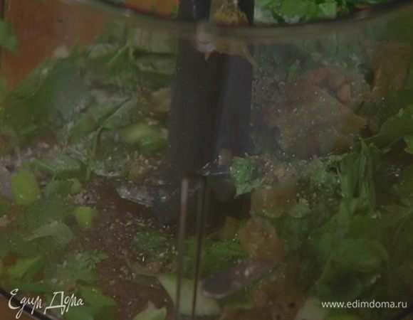 В чаше блендера соединить лук, половину кинзы, перец чили, влить 1 ст. ложку сока лайма, посолить и поперчить.