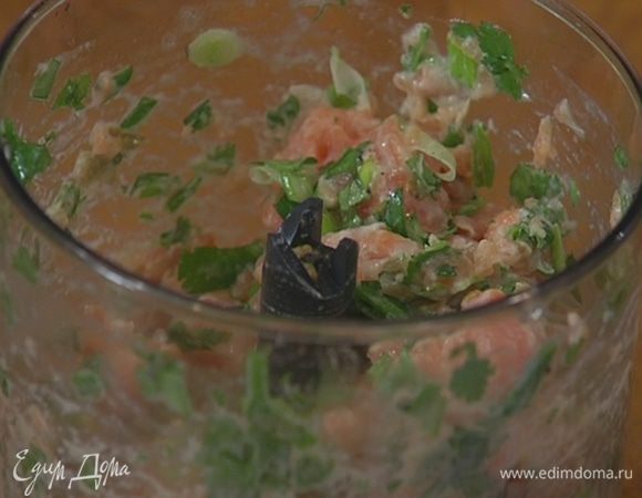 Рыбу нарезать небольшими кусочками, добавить в блендер и измельчать все на невысокой скорости буквально несколько секунд.