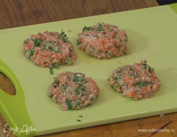 Сформировать из рыбного фарша небольшие котлеты.