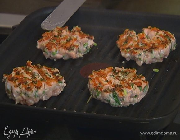 Разогреть в сковороде-гриль оливковое масло и обжаривать котлеты по 3–4 минуты с каждой стороны.