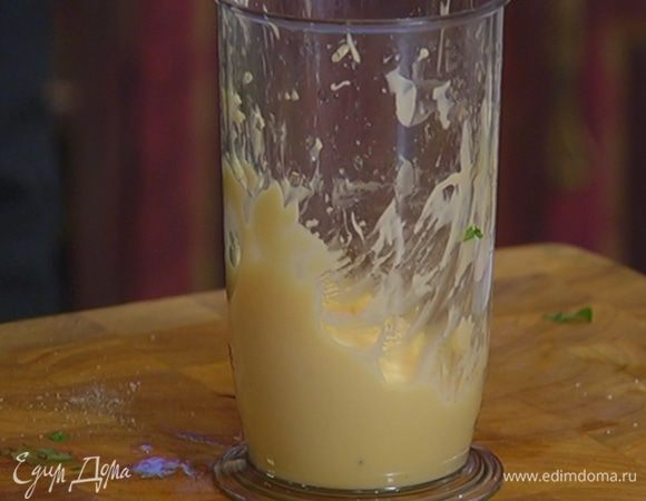 Приготовить майонез: из половинки лайма выжать сок, соединить его с желтком, горчицей, посолить и, взбивая миксером, вливать тонкой струйкой оливковое масло.