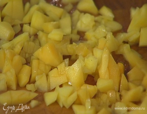 Манго очистить от кожуры и мелко порубить.