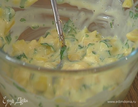 Соединить 2–3 ст. ложки майонеза с измельченной мякотью манго, оставшейся зеленью кинзы и хлопьями чили, влить 1 ч. ложку сока лайма и все перемешать.