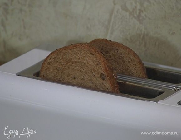 Булочки разрезать вдоль пополам и подсушить в тостере.