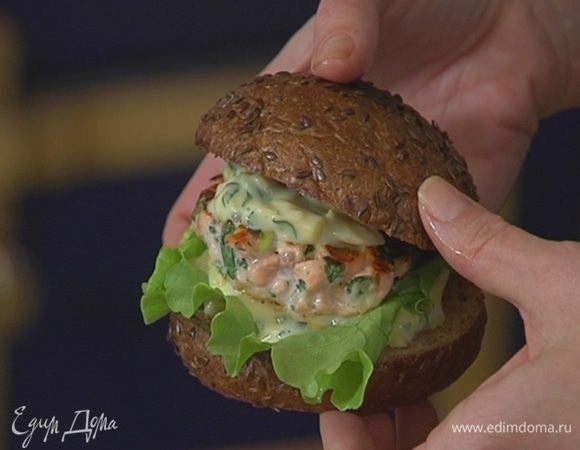 Одну половинку каждой булочки смазать манго-майонезом, выложить салатный лист и смазать его соусом, сверху поместить котлету, смазать ее манго-майонезом, а затем накрыть второй половиной булочки.