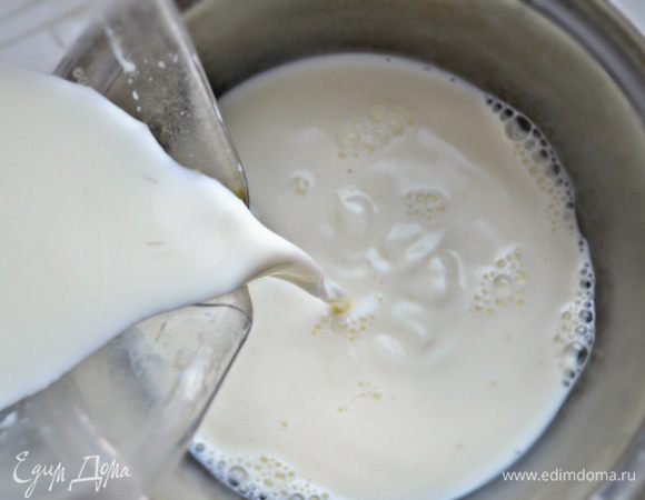 Остальные 400 мл молока налить в кастрюлю, всыпать сахар и довести до кипения на слабом огне.