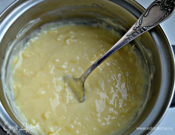 К горячей молочной смеси добавить разведенный порошок и постоянно помешивая и проварить 2 мин до загустения. Затем крем остудить.